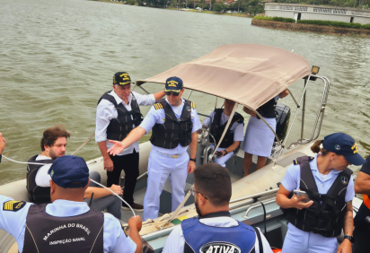 Lancha da Marinha do Brasil percorre o trajeto que será usado pelo barco turístico na Lagoa da Pampulha -  (crédito: Jair Amaral / EM / D.A Press)