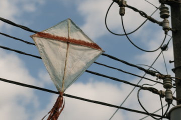  As linhas das pipas podem se enroscar em postes, transformadores ou fiações provocando curtos-circuitos, rompimento de cabos e interrupções no fornecimento de energia
 -  (crédito: Divulgação/Neoenergia) - As linhas das pipas podem se enroscar em postes, transformadores ou fiações provocando curtos-circuitos, rompimento de cabos e interrupções no fornecimento de energia
 -  (crédito: Divulgação/Neoenergia)