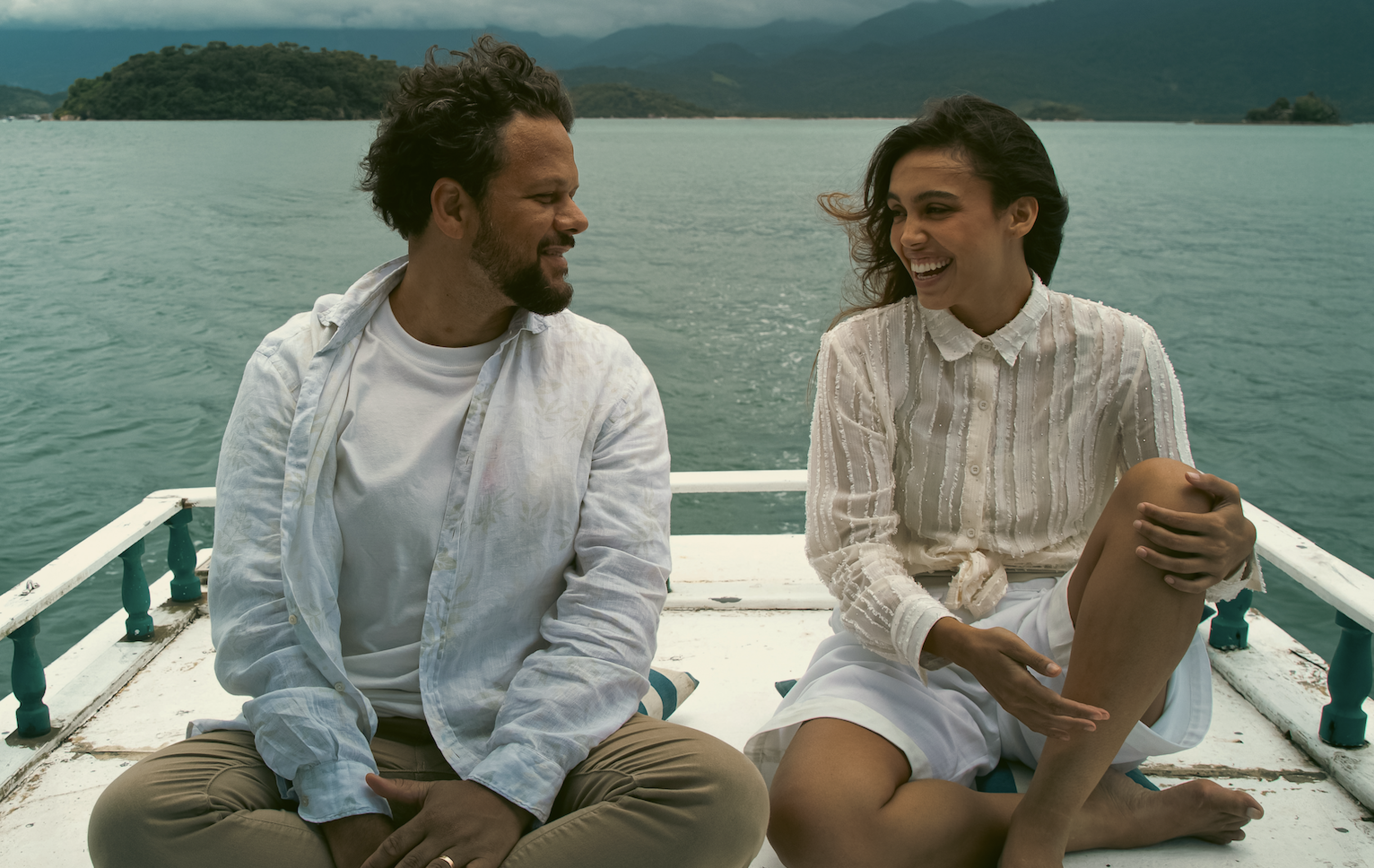 Marcos Almeida e Dora Sanches consolidam parceria com dueto acústico 'Acalmar'