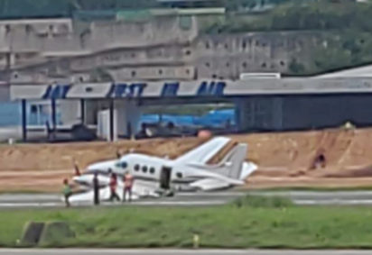 Apesar do susto, nenhum dos sete ocupantes da aeronave ficaram feridos -  (crédito: Redes Sociais / Reprodução)