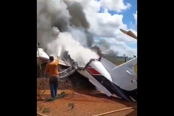 O estado do avião que transportava o deputado federal Maurício Carvalho (União) e o vereador Márcio Pacele (Republicanos) depois de cair, em Extrema, distrito de Porto Velho (RO)
- (crédito: Reprodução / X / @EduardoKopanaki) O estado do avião que transportava o deputado federal Maurício Carvalho (União) e o vereador Márcio Pacele (Republicanos) depois de cair, em Extrema, distrito de Porto Velho (RO)
- (crédito: Reprodução / X / @EduardoKopanaki)