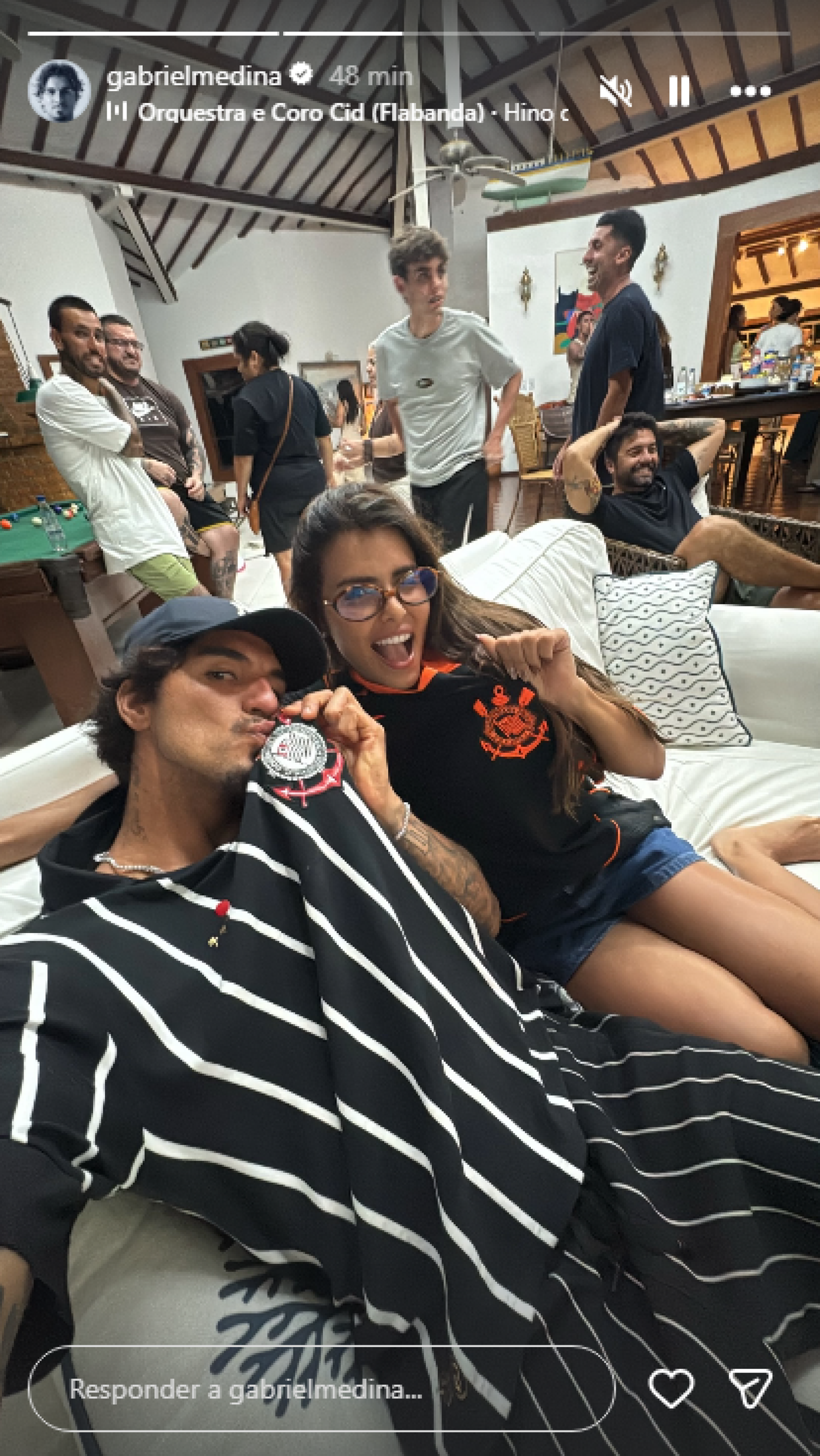 Gabriel Medina comemora t&iacute;tulo da Copa do Brasil conquistado pelo Corinthians, neste domingo (21/12)