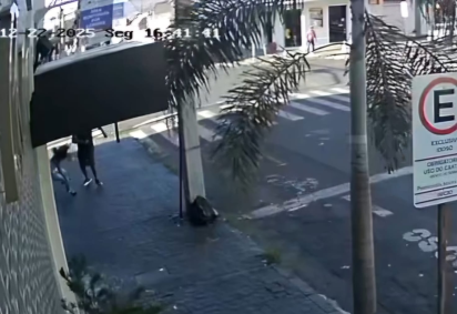 V&iacute;deo: ladr&atilde;o acerta soco na cara e desmaia v&iacute;tima, em Uberl&acirc;ndia -  (crédito: Redes sociais/reprodu&ccedil;&atilde;o)