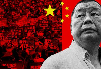 A esposa de Lai, Teresa, e o filho, Shun-yan, no tribunal para a leitura do veredito, ao lado do cardeal Joseph Zen, ex-bispo de Hong Kong que batizou Lai em 1997 -  (crédito: Getty Images)