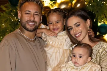 Neymar e a esposa, Bruna Biancardi, ao lado da família -  (crédito:  Reprodução/Instagram/@brunabiancardi)