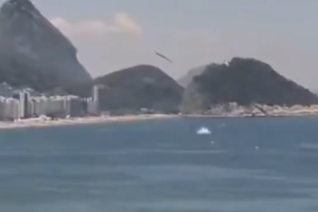 O momento em que o ultraleve caiu no mar na praia de Copacabana -  (crédito: Reprodução / X / @Val_Ce1)