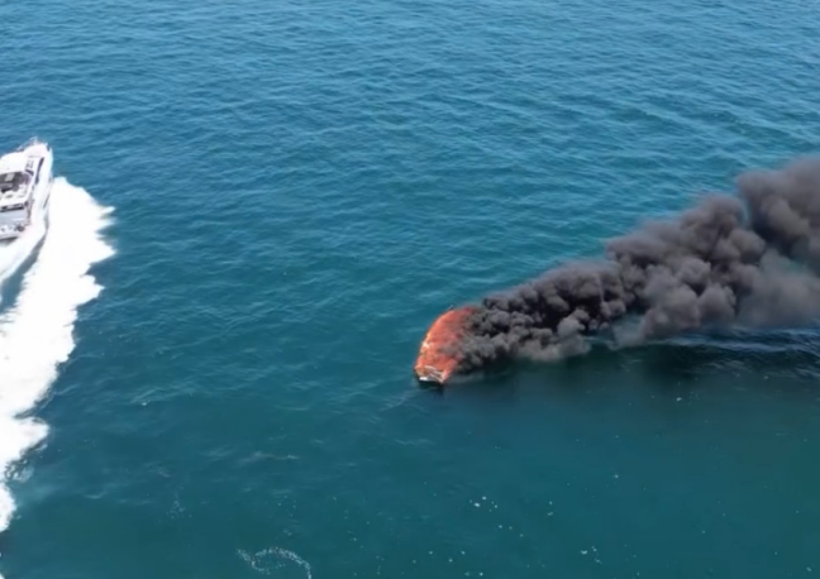 Lancha pega fogo em Angra dos Reis; incêndio deixa feridos