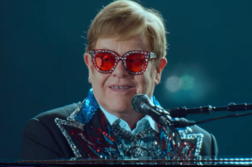 O cantor britânico Elton John comemorou recentemente 30 anos de sobriedade em seu perfil no Instagram. Cercado por flores e cartões feitos à mão pelos filhos, Zachary, de 14 anos, e Elijah, de 12, Elton disse: “Grato por todo o carinho no meu aniversário de sobriedade”. - (crédito: reprodução youtube) O cantor britânico Elton John comemorou recentemente 30 anos de sobriedade em seu perfil no Instagram. Cercado por flores e cartões feitos à mão pelos filhos, Zachary, de 14 anos, e Elijah, de 12, Elton disse: “Grato por todo o carinho no meu aniversário de sobriedade”. - (crédito: reprodução youtube)