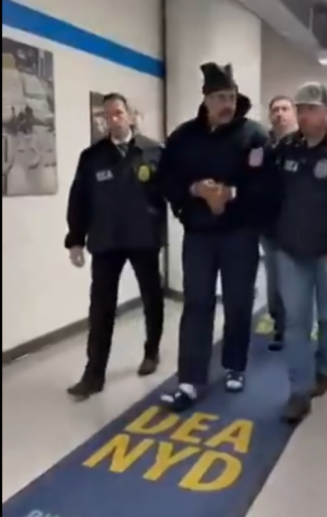 Maduro chega algemado à agência antidrogas dos Estados Unidos, em Nova Iorque - (crédito: Reprodução Redes Sociais) Maduro chega algemado à agência antidrogas dos Estados Unidos, em Nova Iorque - (crédito: Reprodução Redes Sociais)