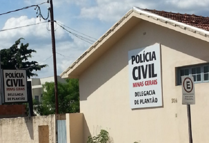 Mulher amorda&ccedil;ada pula de carro em movimento para fugir de marido -  (crédito: Reprodu&ccedil;&atilde;o/Google Street View)