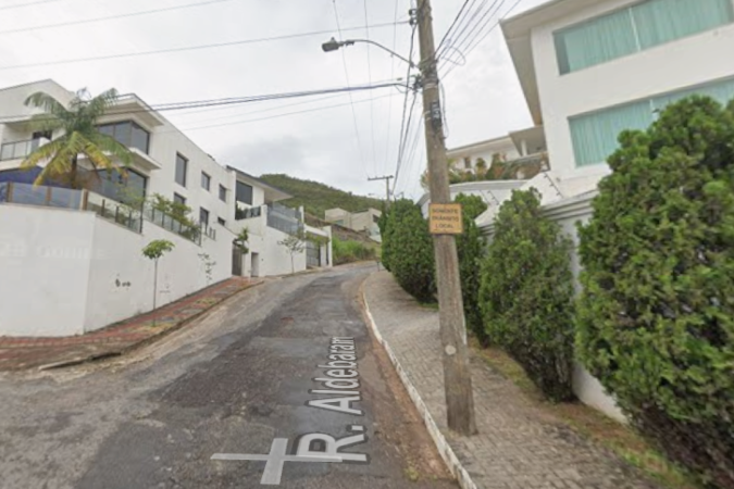 Roubo, com família mantida refém, aconteceu no bairro Comiteco, Região Centro-Sul de Belo Horizonte - (crédito: Google Street View/Reprodução) Roubo, com família mantida refém, aconteceu no bairro Comiteco, Região Centro-Sul de Belo Horizonte - (crédito: Google Street View/Reprodução)
