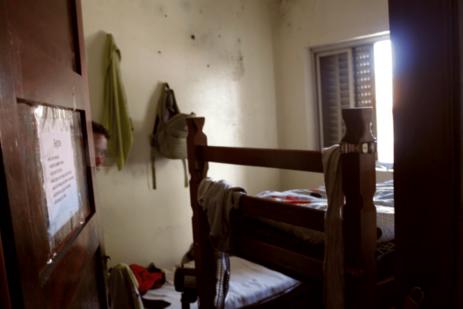 Fiscalização encontrou trabalhadores dormindo sobre caixotes de cerveja improvisados como camas - (crédito: Vinícius Mendes/BBC) Fiscalização encontrou trabalhadores dormindo sobre caixotes de cerveja improvisados como camas - (crédito: Vinícius Mendes/BBC)