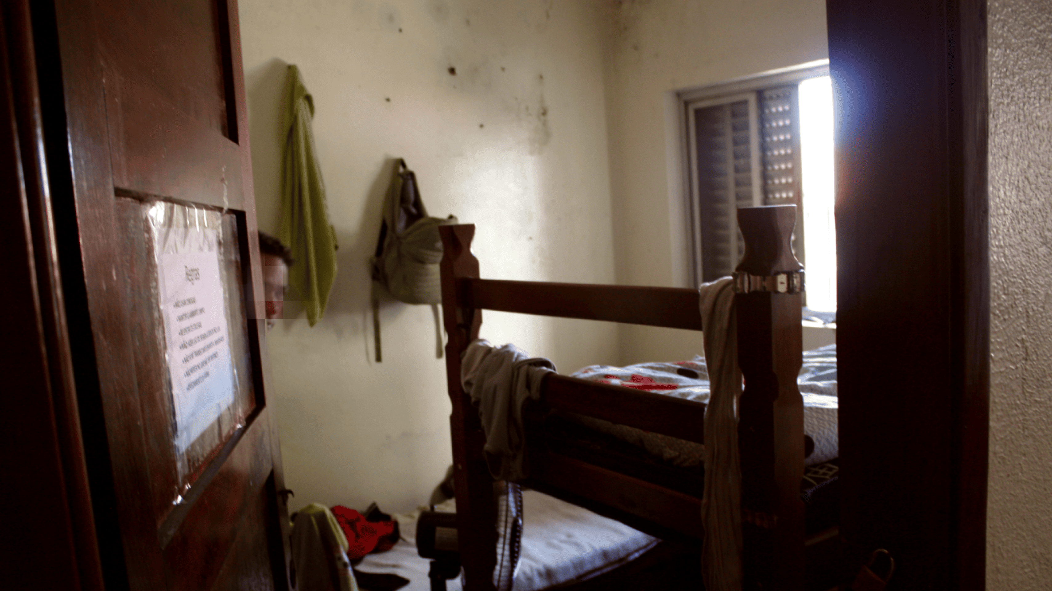 Fiscalização encontrou trabalhadores dormindo sobre caixotes de cerveja improvisados como camas - (crédito: Vinícius Mendes/BBC) Fiscalização encontrou trabalhadores dormindo sobre caixotes de cerveja improvisados como camas - (crédito: Vinícius Mendes/BBC)