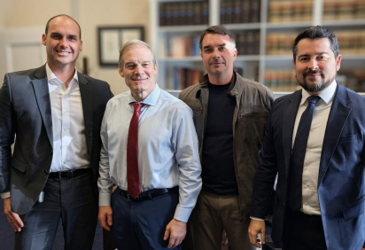 Na foto, o deputado Eduardo Bolsonaro (esquerda) aparece ao lado de Jim Jordan (centro-esquerda), Flávio Bolsonaro (centro-direita) e Paulo Figueiredo (direita) -  (crédito: Reprodução/X) -Na foto, o deputado Eduardo Bolsonaro (esquerda) aparece ao lado de Jim Jordan (centro-esquerda), Flávio Bolsonaro (centro-direita) e Paulo Figueiredo (direita) -  (crédito: Reprodução/X)