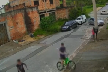 Uma das crianças chegou a largar a bicicleta para fugir do caminhão desgovernado  -  (crédito: Redes Sociais/Reprodução)