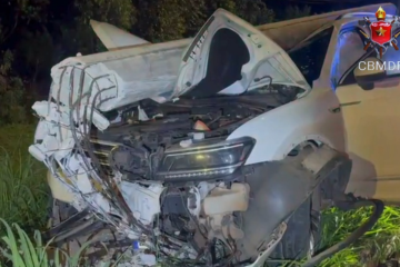 Carro ficou com a frente destruída após impacto -  (crédito: Divulgação/CBMDF)