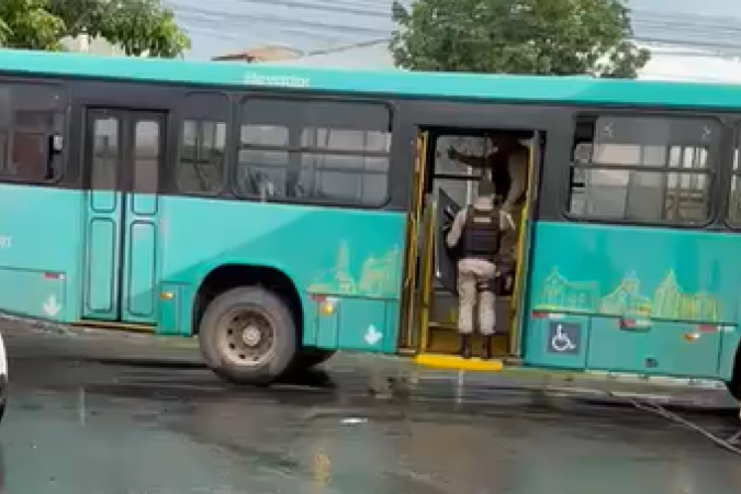 Adolescente de 16 anos é apreendido após manter jovem refém em ônibus