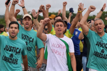 O deputado federal Nikolas Ferreira (PL), ao lado de outros parlamentares manifestantes durante a caminhada -  (crédito: Reprodução / Instagram / @nikolasferreiradm)