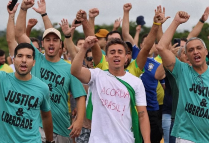 O deputado federal Nikolas Ferreira (PL), ao lado de outros parlamentares manifestantes durante a caminhada -  (crédito: Reprodução / Instagram / @nikolasferreiradm) -O deputado federal Nikolas Ferreira (PL), ao lado de outros parlamentares manifestantes durante a caminhada -  (crédito: Reprodução / Instagram / @nikolasferreiradm)