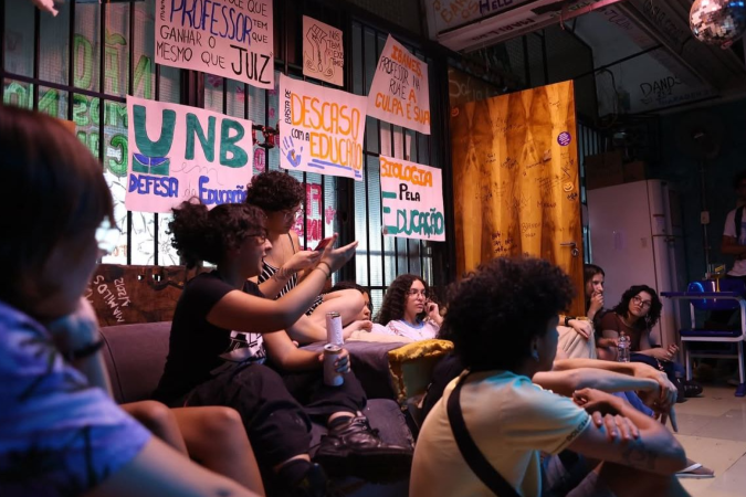 Ataques foram gravados e publicados por Victor Jansen, ativista ligado ao movimento pol&iacute;tico conservador no Distrito Federal  
 -  (crédito: Reprodu&ccedil;&atilde;o/ Centro Acad&ecirc;mico de Biologia)