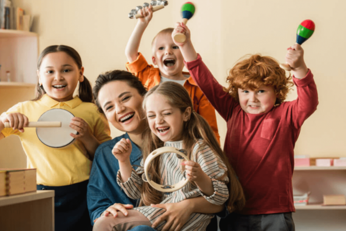 Falar sobre a professora, os colegas, os brinquedos e as brincadeiras ajuda a diminuir a ansiedade e tornar o ambiente escolar mais familiar (Imagem: LightField Studios | Shutterstock) - (crédito: EdiCase) Falar sobre a professora, os colegas, os brinquedos e as brincadeiras ajuda a diminuir a ansiedade e tornar o ambiente escolar mais familiar (Imagem: LightField Studios | Shutterstock) - (crédito: EdiCase)