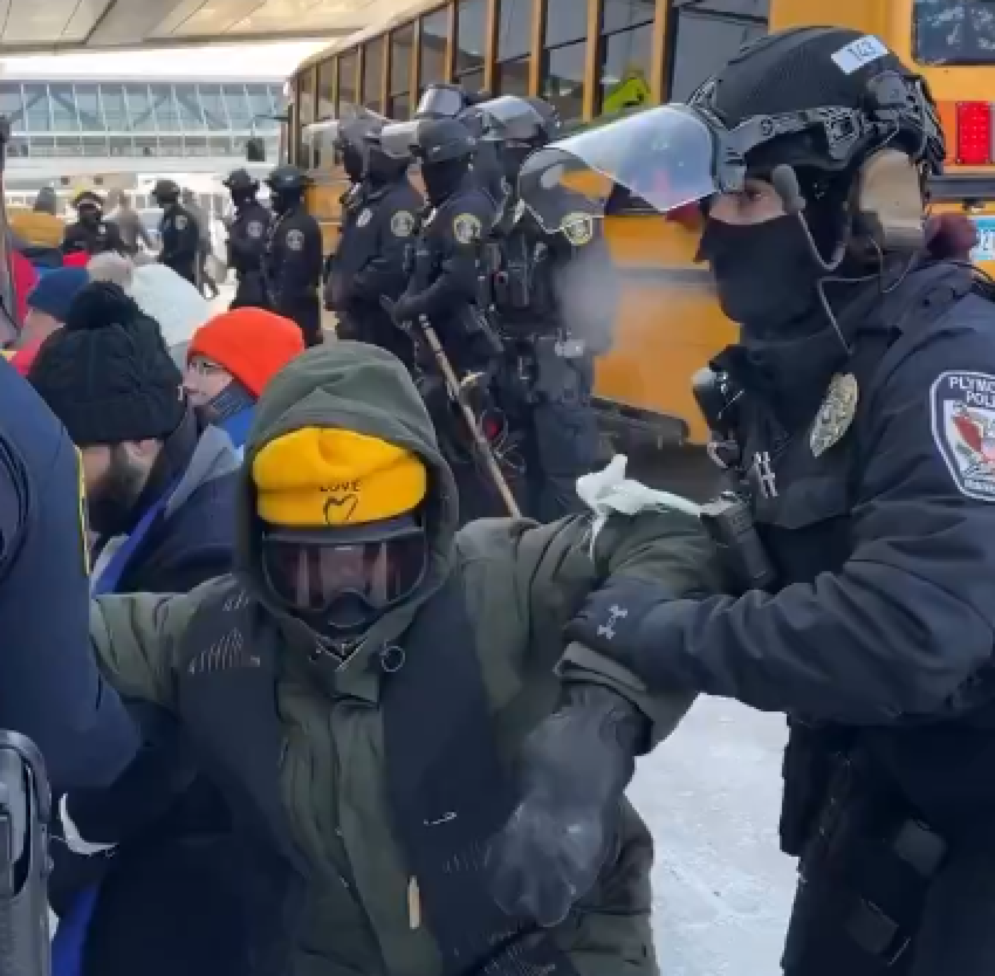 Cerca de 100 líderes religiosos são presos em protesto contra o ICE nos EUA