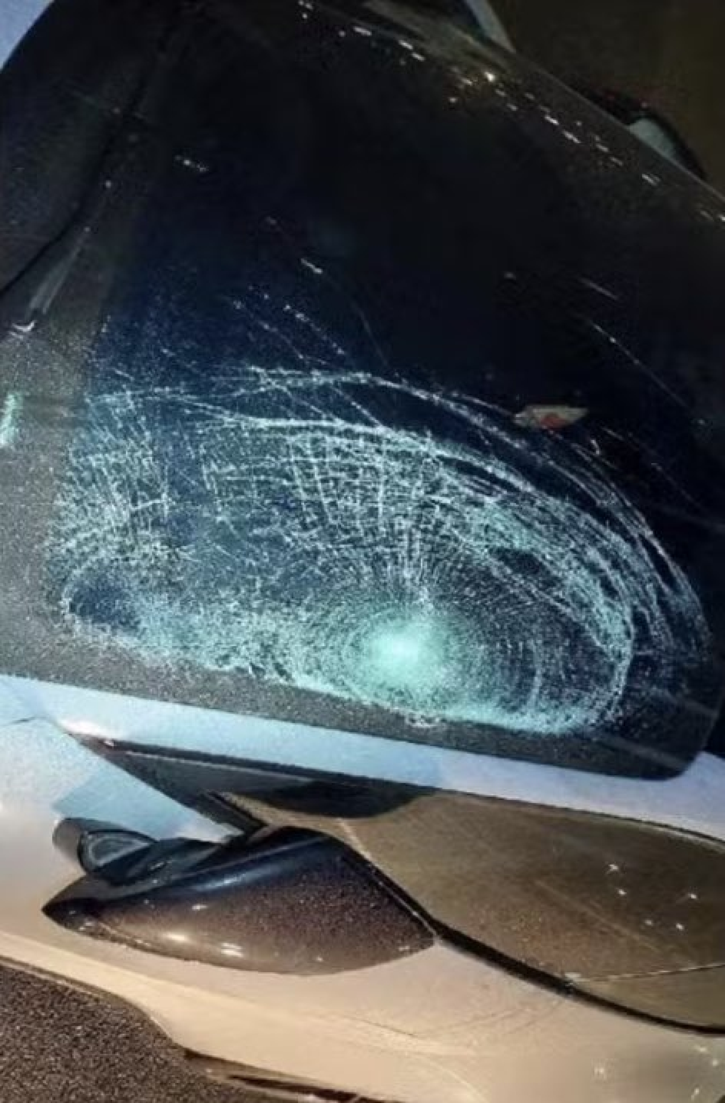 Foto mostra estado do carro de Mc Tuto ap&oacute;s atropelamento