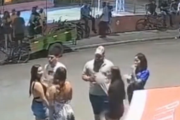 O crime aconteceu em uma quadra, na Avenida Salmeron, em Pirapora (MG), no Norte do estado - (crédito: Redes Sociais/Reprodução) O crime aconteceu em uma quadra, na Avenida Salmeron, em Pirapora (MG), no Norte do estado - (crédito: Redes Sociais/Reprodução)