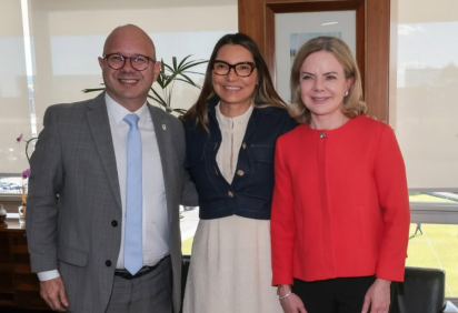 Próximo ministro da Secretaria de Relações Institucionais, Olavo Noleto aparece ao lado de Janja e Gleisi Hoffmann -  (crédito: Reprodução/Instagram @OlavoNoleto)