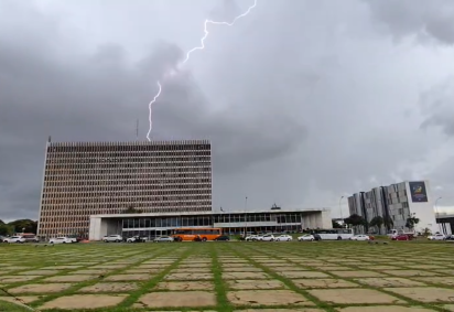 O raio caiu próximo à Esplanada dos Ministérios, durante pancada de chuva na tarde desta quarta -  (crédito: ED ALVES/CB/D.A Press)
