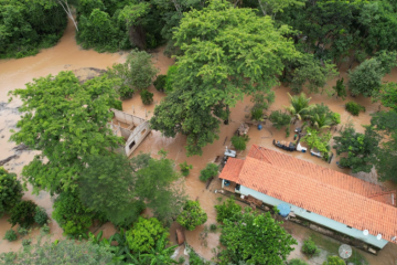 Rio Paracatu transborda e seis pessoas ilhadas são resgatadas por bombeiros - Divulga&ccedil;&atilde;o/CBMMG