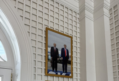 Foto mostra imagem de Trump e Putin emoldurada na Casa Branca -  (crédito: Reprodução/X) -Foto mostra imagem de Trump e Putin emoldurada na Casa Branca -  (crédito: Reprodução/X)