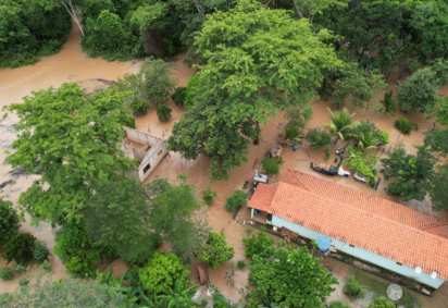Seis pessoas s&atilde;o resgatadas por conta de cheia do rio Paracatu -  (crédito: Divulga&ccedil;&atilde;o/CBMMG)