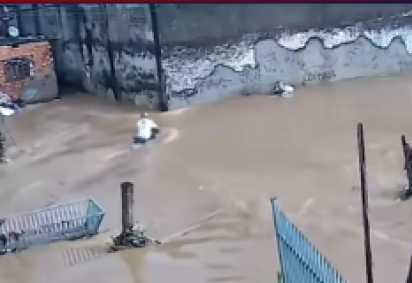 Motoqueiro é arrastado por enxurrada -  (crédito: Reprodução/Redes sociais ) -Motoqueiro é arrastado por enxurrada -  (crédito: Reprodução/Redes sociais )