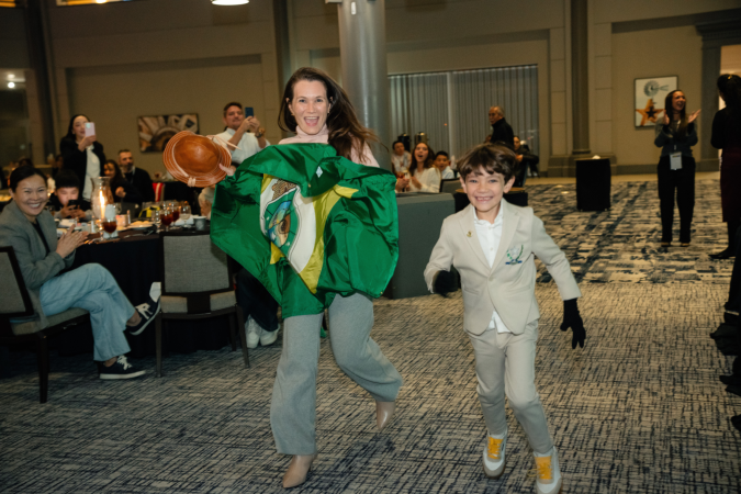 Augusto e sua mãe, Vaneuda Almeida, durante a premiação da Copernicus Global Round 2026.