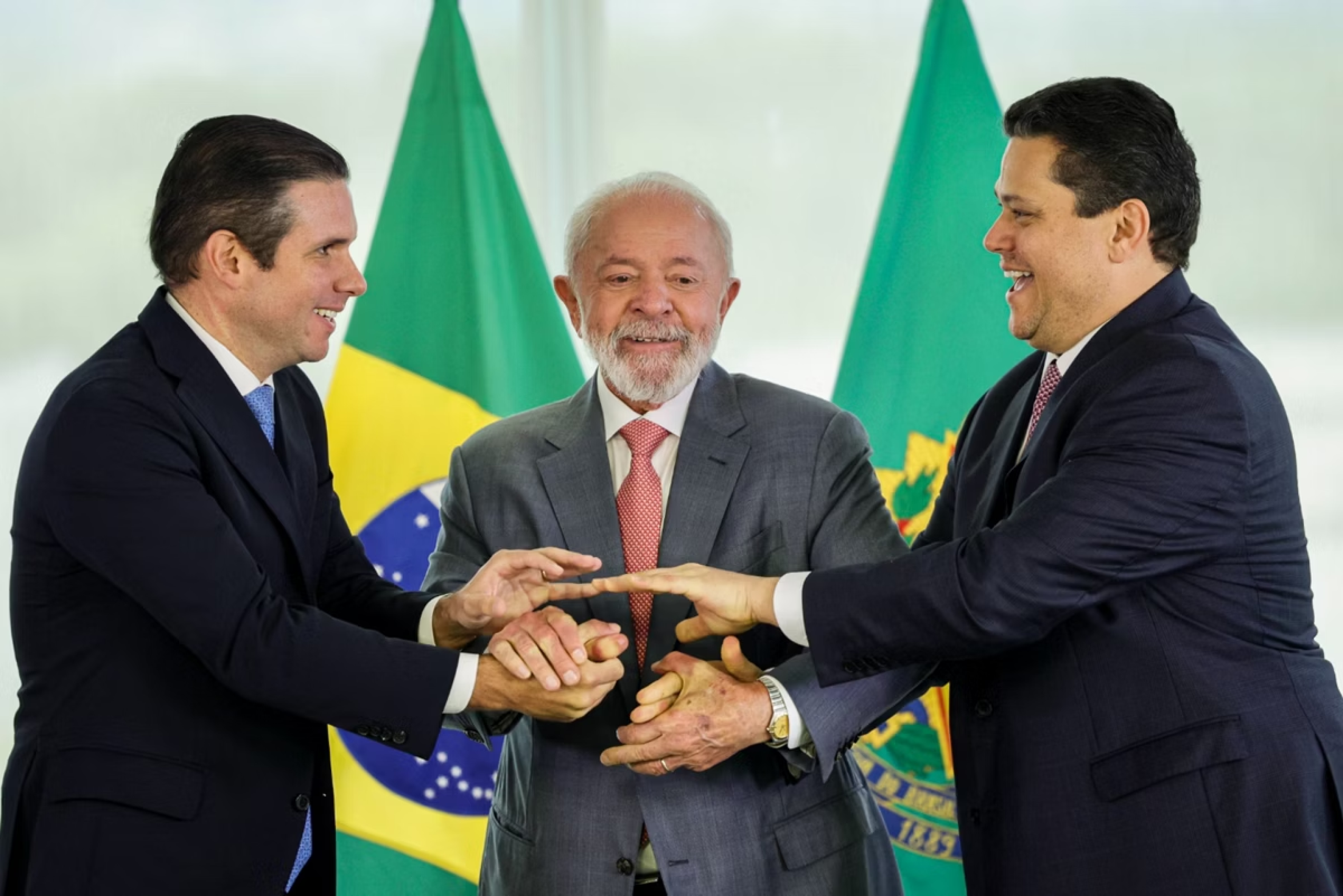 Lula entre Hugo Motta Davi Alcolumbre 