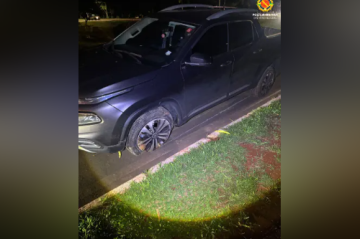 O veículo roubado foi encontrado na altura da 102 na contramão de uma via  -  (crédito: PMDF)