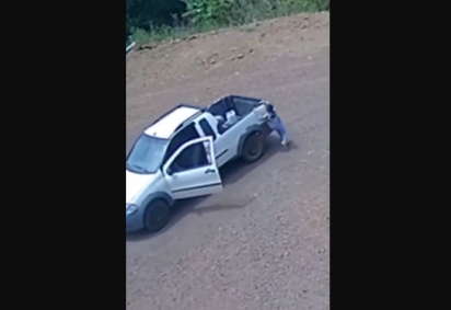 Carro cai de ribanceira após crianças soltarem freio de mão; assista -  (crédito: Reprodução)