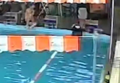 Novas imagens das câmeras de segurança mostram o momento em que alunos e instrutores de natação passam mal durante uma aula de natação -  (crédito: Reprodução/redes sociais ) -Novas imagens das câmeras de segurança mostram o momento em que alunos e instrutores de natação passam mal durante uma aula de natação -  (crédito: Reprodução/redes sociais )