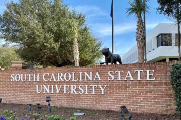 Fachada da South Carolina State University -  (crédito: Reprodução/Facebook)