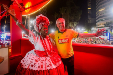 O treinador da Seleção Brasileira, o italiano Carlo Ancelotti, durante o carnaval de Salvador - (crédito: Divulgação / Brahma) O treinador da Seleção Brasileira, o italiano Carlo Ancelotti, durante o carnaval de Salvador - (crédito: Divulgação / Brahma)