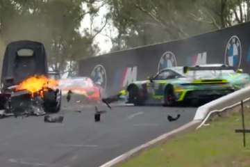 Cena de colisão durante a corrida mostra carros em chamas -  (crédito: Reprodução / X)
