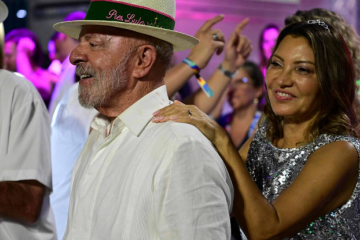 O Presidente da Reública, Luiz Inácio Lula da Silva (PT), ao lado da Primeira-dama, Janja da Silva, durante o carnaval carioca na Marquês de Sapucaí -  (crédito: Pablo Porciuncula / AFP)