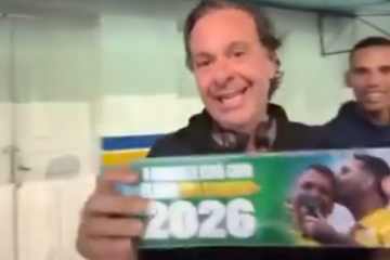 Lindbergh afirma que a ação pede a concessão de liminar para retirada imediata de conteúdo divulgado nas redes sociais, na qual Gilson aparece afixando adesivos com a frase 'O Nordeste está com Flávio Bolsonaro 2026'. - (crédito: Reprodução/X) Lindbergh afirma que a ação pede a concessão de liminar para retirada imediata de conteúdo divulgado nas redes sociais, na qual Gilson aparece afixando adesivos com a frase 'O Nordeste está com Flávio Bolsonaro 2026'. - (crédito: Reprodução/X)