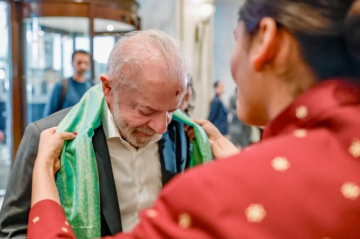 Luiz Inácio Lula da Silva é recebido com ritual religioso, na Índia - (crédito: Reprodução/Instagram Lula) Luiz Inácio Lula da Silva é recebido com ritual religioso, na Índia - (crédito: Reprodução/Instagram Lula)