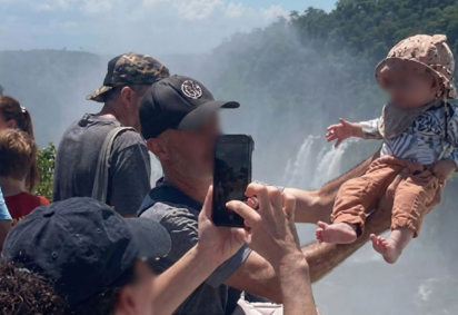 Foto mostra homem erguendo bebê a poucos metros de queda na Garganta do Diabo -  (crédito: Reprodução/X)