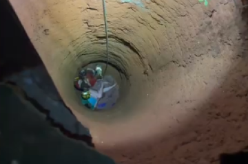 O cachorro da vítima passou a apresentar comportamento incomum, indo repetidamente até o local do poço desativado, como se tentasse chamar atenção - (crédito: Corpo de Bombeiros/Reprodução) O cachorro da vítima passou a apresentar comportamento incomum, indo repetidamente até o local do poço desativado, como se tentasse chamar atenção - (crédito: Corpo de Bombeiros/Reprodução)