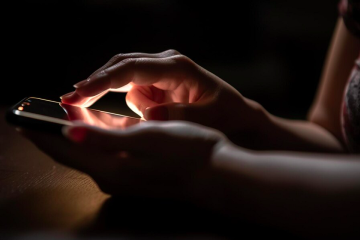 Mulher suspeita de aplicar fraudes pela internet no DF &eacute; presa -  (crédito: Freepik/stockgiu)