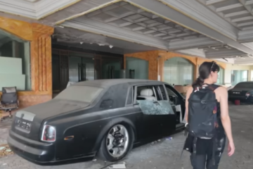  Youtuber Bob Thyssen ao lado de um Rools-Royce abandonado em antigo hotel da China -  (crédito: Reprodução/ YouTube/ @Exploring the Unbeaten Path)