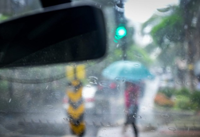  Carro debaixo de chuva em Belo Horizonte, Minas Gerais -  (crédito:  Leandro Couri/EM/DA Press)